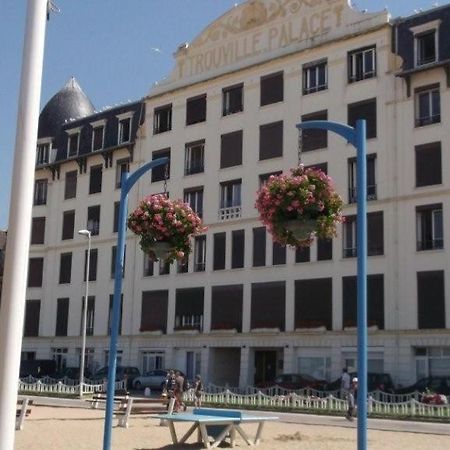 Paradis Les Pieds Sur Le Sable Trouville Palace Exterior foto