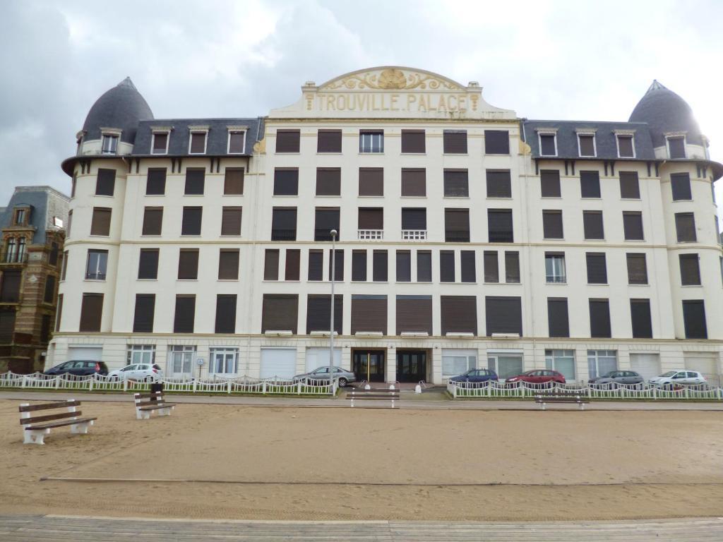 Paradis Les Pieds Sur Le Sable Trouville Palace Exterior foto